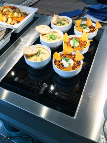 Angerichtete Schalen mit Suppe und Chilli stehen auf der Warmhalteplatte von Gastros Switzerland